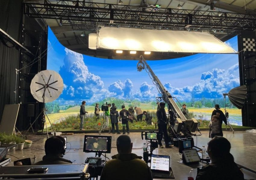 Smart Display vs Green Screen: Which Is Best for Your Studio