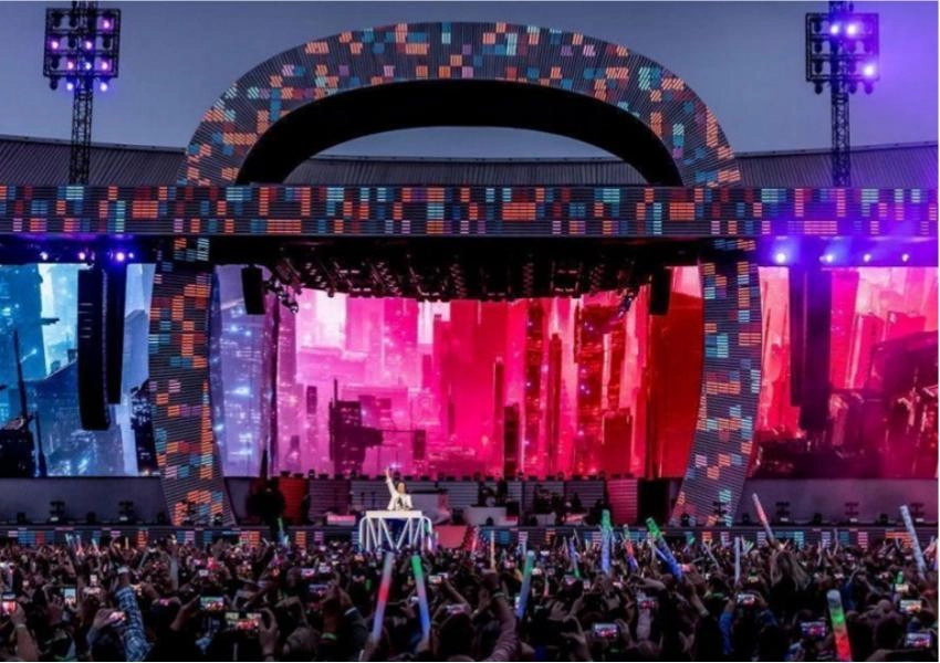 How to Choose the Best Outdoor LED Screens for Events: Brightness & Weatherproofing