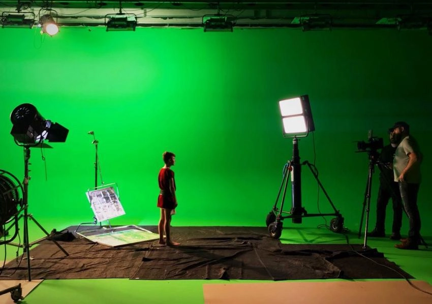 Smart Display vs Green Screen: The Ultimate Virtual Production Comparison