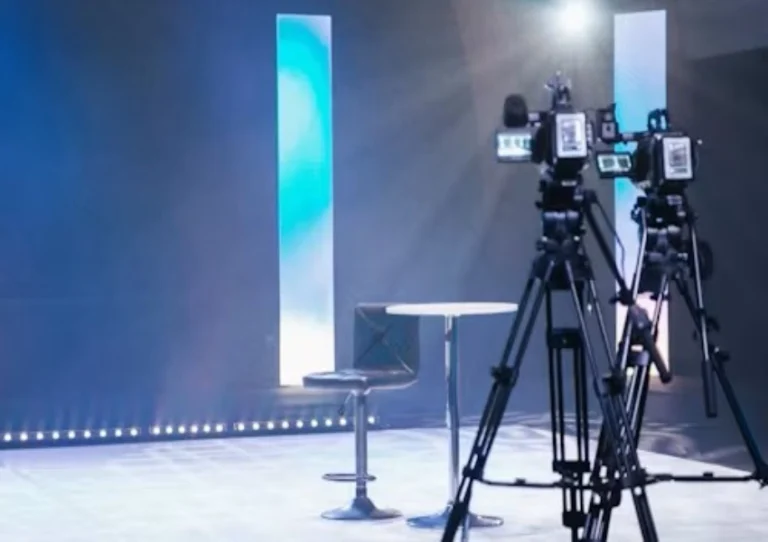 Smart Display vs Green Screen for Film Production Which Reduces Production Costs